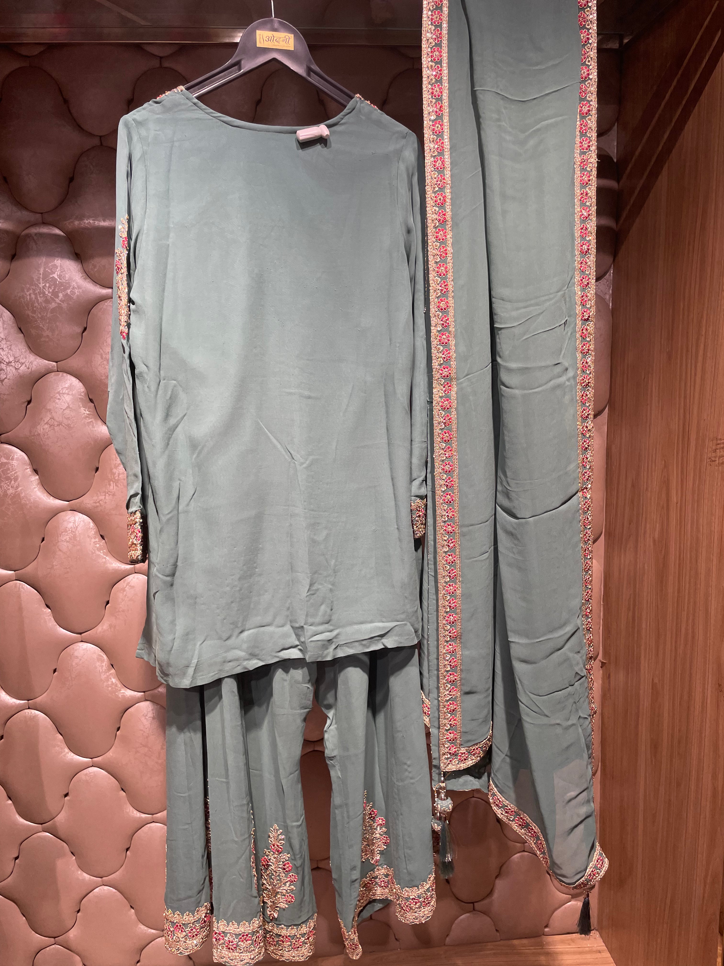 Straight-cut Short Kurta with Wide-leg Bottoms and Dupatta (1060 GS-88) Secondary image