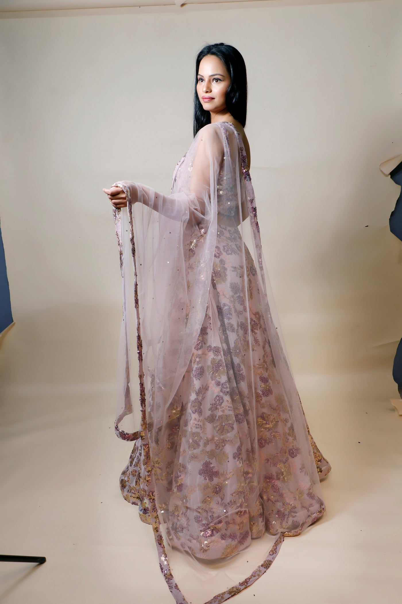 model wearing in pink lycra net lehenga