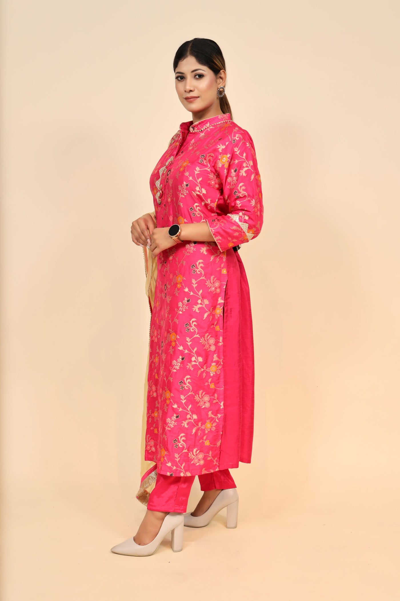 Beautiful Pink Colour Floral Motif Suit Set