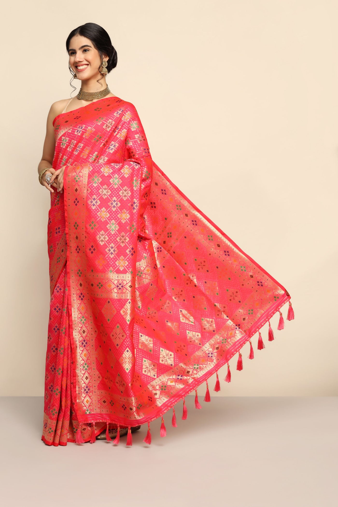 Elegant Pink Saree: Geometrical Splendor