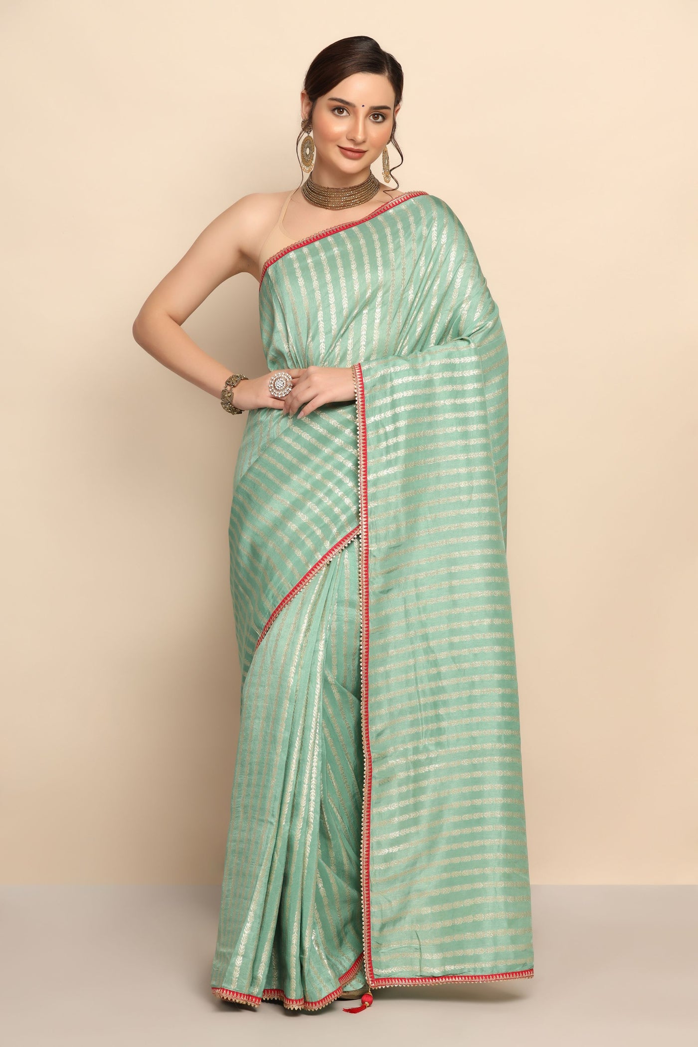 Graceful Green Silk Saree with Intricate Zari Work"