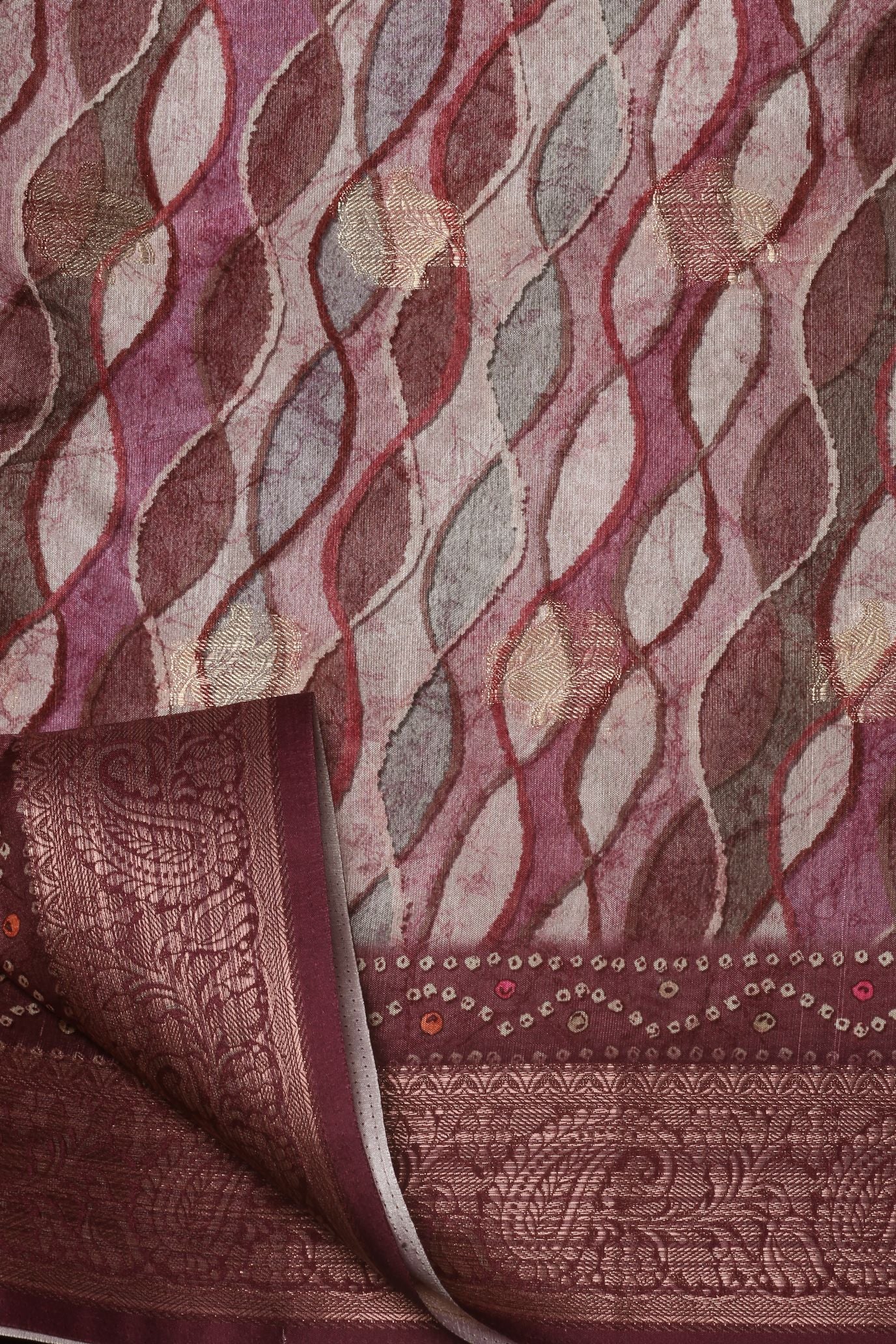 Trendy Geometrical Motif Hawthorn Rose Silk Blend Saree