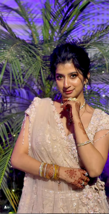 Enchanted White lehenga (DM-51 D-101)