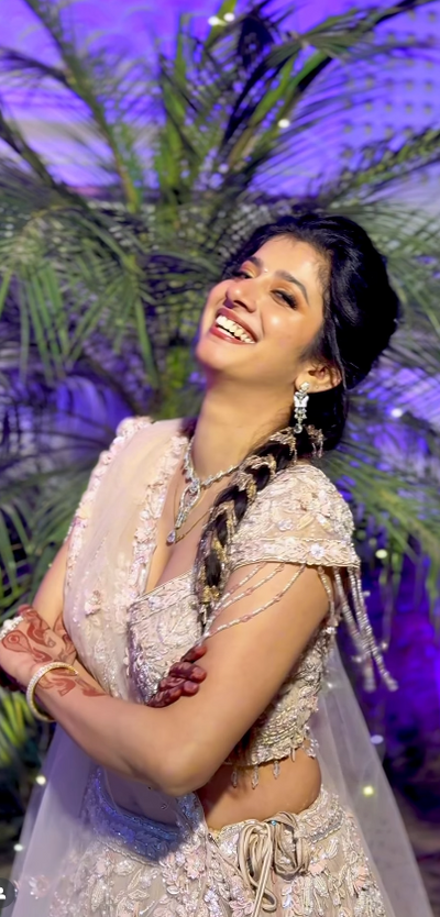 Enchanted White lehenga (DM-51 D-101)