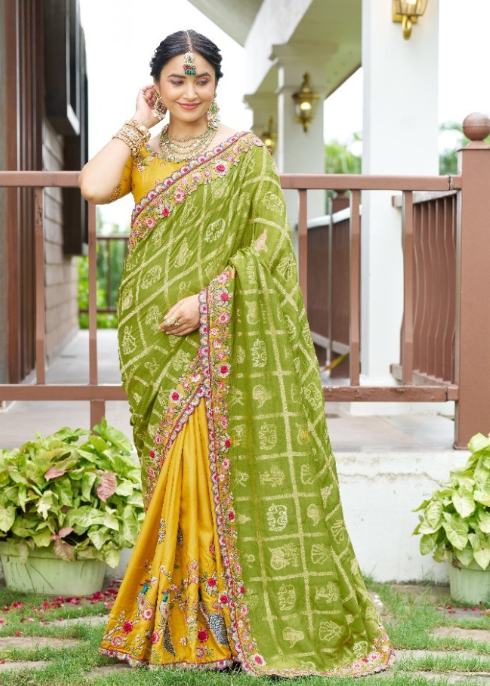 Scalloped Embroidered Dual-Tone Silk Saree