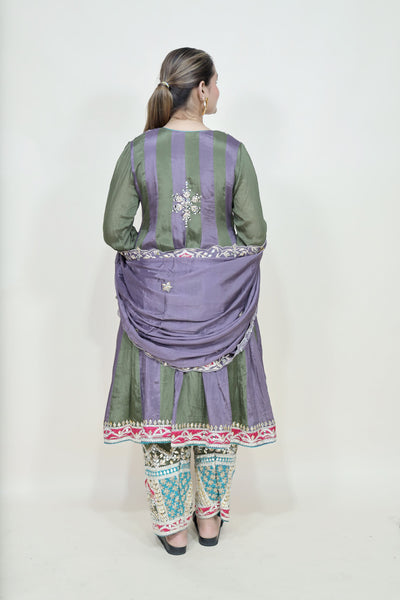 girl wearing a kurta and pant set with heavy dupatta
