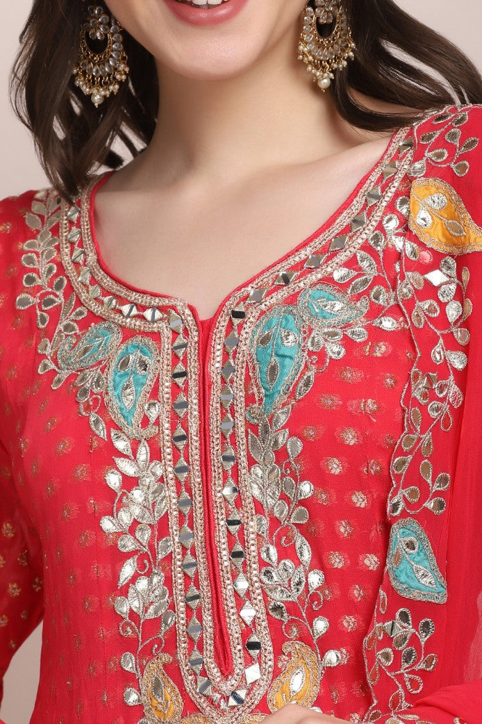 closer look on the neck detailing of trendy embroidered kurti set