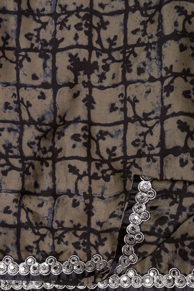 Adorable geometrical motif printed saree
